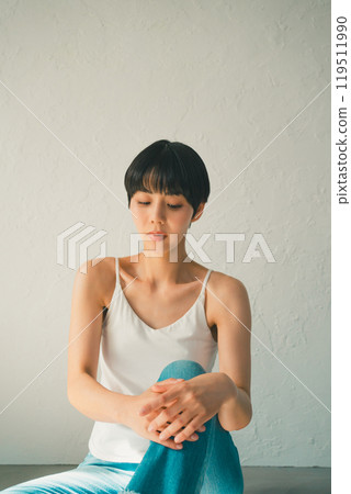 一名 30 多歲的女性，穿著吊帶背心 119511990