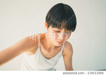 A woman in her 30s wearing a camisole 119511998