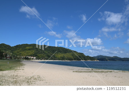 片添濱海岸公園的秋日天空和白沙(山口縣周大島町) 片添濱海岸公園的秋日天空和白沙(山口縣周大島町) 119512231