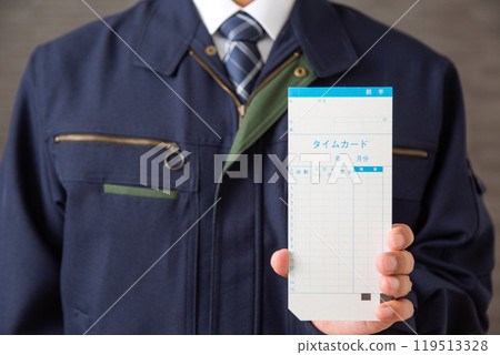 穿著工作服、拿著考勤卡的中年男性商人 穿著工作服、拿著考勤卡的中年男性商人 119513328