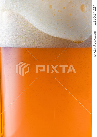 冰鎮美味的啤酒倒入玻璃杯中 冰鎮美味的啤酒倒入玻璃杯中 119514224