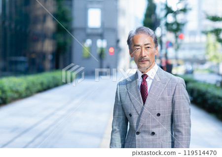 Senior businessman walking in the city 119514470