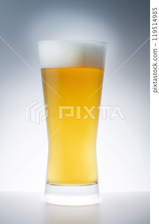 冰鎮美味的啤酒倒入玻璃杯中 119514985