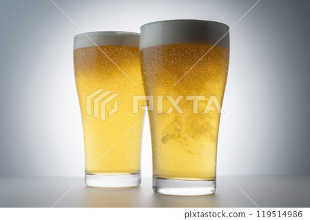 冰鎮美味的啤酒倒入玻璃杯中 冰鎮美味的啤酒倒入玻璃杯中 119514986