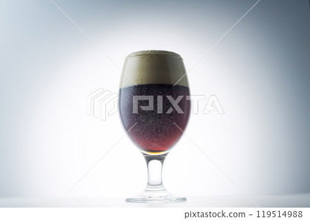 冰鎮美味的啤酒倒入玻璃杯中 冰鎮美味的啤酒倒入玻璃杯中 119514988