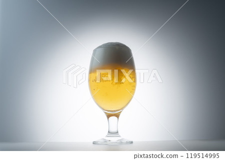 冰鎮美味的啤酒倒入玻璃杯中 119514995