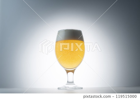 冰鎮美味的啤酒倒入玻璃杯中 119515000