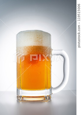 Cold delicious beer poured into a glass 119515006