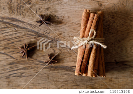 cinnamon sticks on wooden background 119515168
