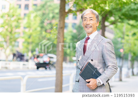 Senior businessman with a notebook 119515393
