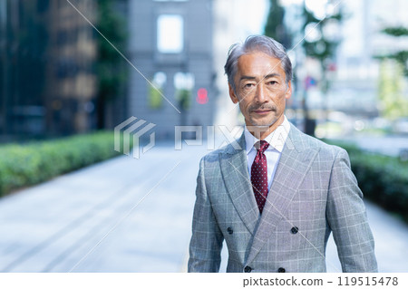 走在辦公區的資深商人 119515478