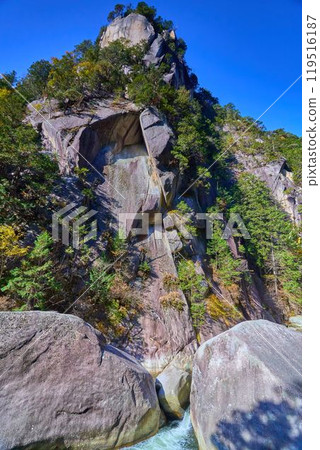 秋季從山梨縣甲府市關門附近眺望昇仙峽主峰鶴園峰 秋季從山梨縣甲府市關門附近眺望昇仙峽主峰鶴園峰 119516187