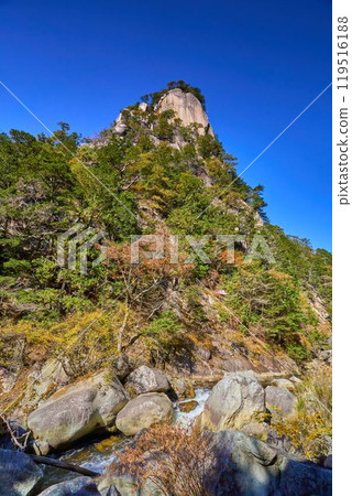 Autumn in Kofu, Yamanashi Prefecture: View of Kakuenbo, the main peak of Shosenkyo Gorge, from near Sekimon Autumn in Kofu, Yamanashi Prefecture: View of Kakuenbo, the main peak of Shosenkyo Gorge, from near Sekimon 119516188