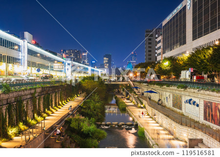 Seoul: Cheonggyecheon Stream at night 119516581