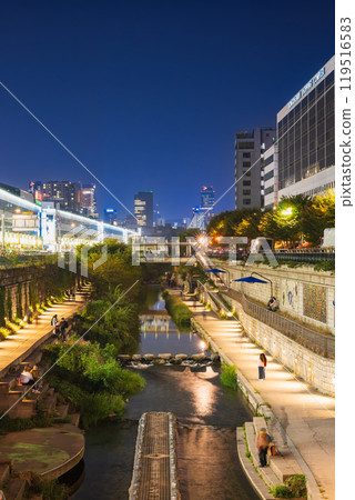 Seoul: Cheonggyecheon Stream at night Seoul: Cheonggyecheon Stream at night 119516583