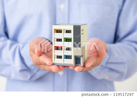 拿著公寓大樓模型的中年男子 119517297