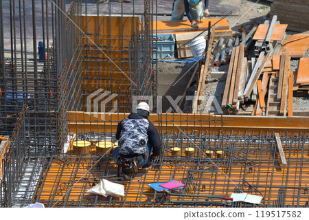 新公寓的施工現場，鋼筋工人的工作現場 119517582