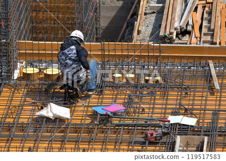 新公寓的施工現場，鋼筋工人的工作現場 119517583