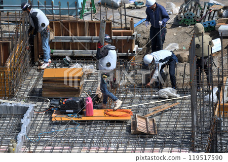 新公寓的建築工地，模板木匠從事建築工作 119517590