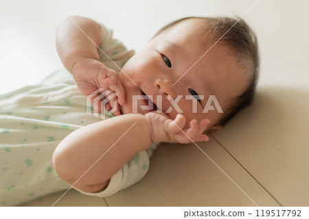 寶寶躺著/吸吮拇指 寶寶躺著/吸吮拇指 119517792