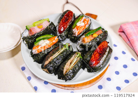 Long, thin rice balls stuffed with ingredients 119517924
