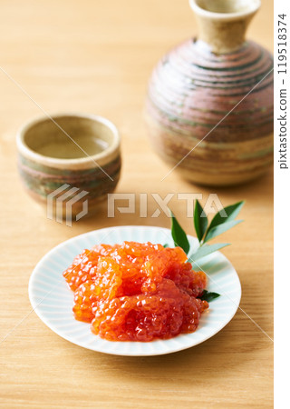 用醬油醃製的筋子盛在小盤子裡 用醬油醃製的筋子盛在小盤子裡 119518374