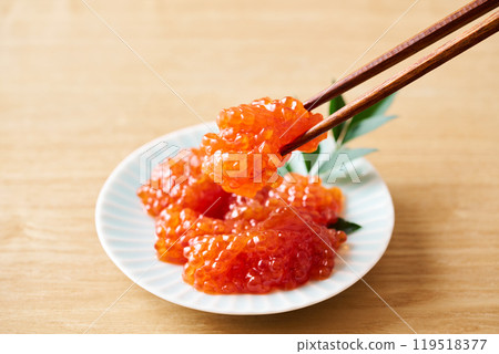 用醬油醃製的筋子盛在小盤子裡 119518377