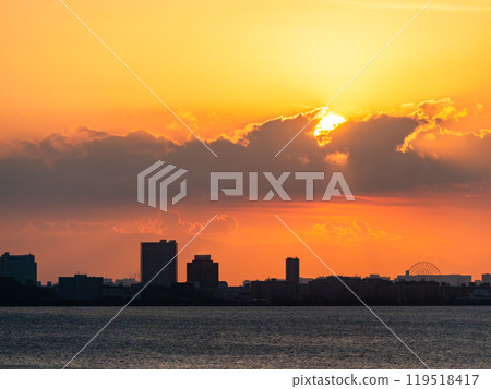 Evening view of central Tokyo seen across Tokyo Bay 119518417