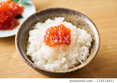 用醬油醃製的筋子放在米飯上 119518431