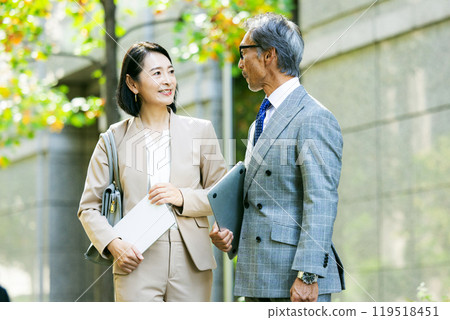 微笑和擁抱的資深商人 119518451