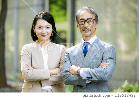 微笑和擁抱的資深商人 119518452