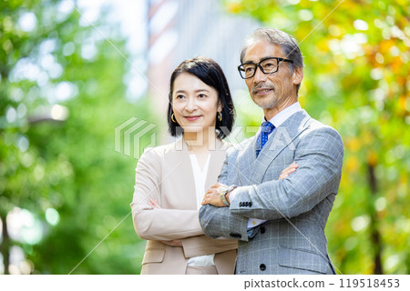 微笑和擁抱的資深商人 119518453