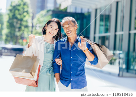 Senior couple enjoying shopping 119518456