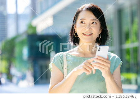 操作智能手機的婦女戶外 119518465