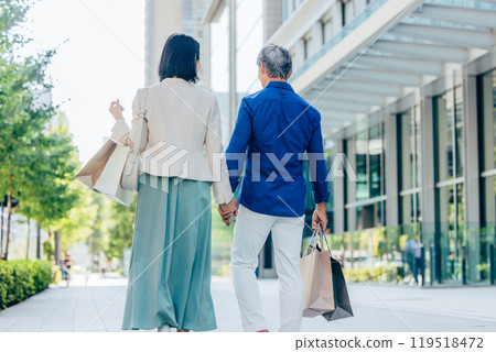 擁抱與微笑的資深夫婦 119518472