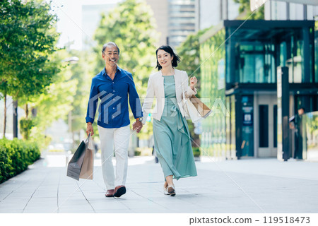 擁抱與微笑的資深夫婦 119518473