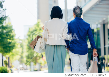 擁抱與微笑的資深夫婦 119518474