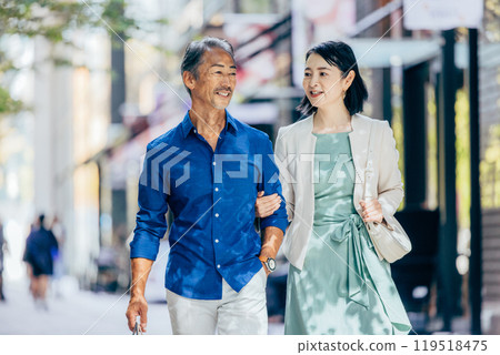 Senior couple cuddling with a smile 119518475