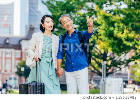 Senior couple traveling 119518492