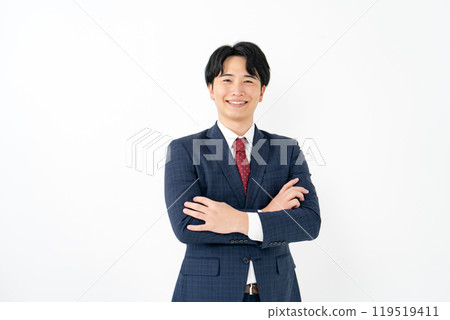 Businessman, male in his 20s, arms crossed 119519411