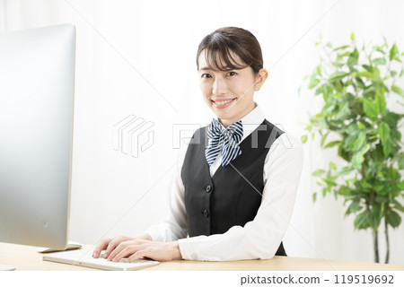 微笑的女商人 微笑的女商人 119519692