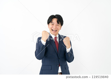 20多歲的商人握著拳頭擺姿勢 119519840
