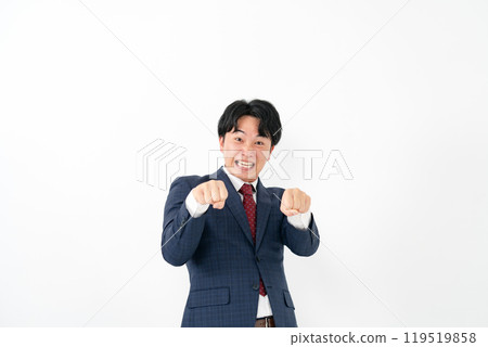 20多歲的商人握著拳頭擺姿勢 119519858