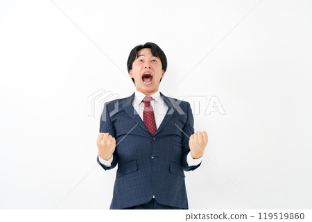 20多歲的商人握著拳頭擺姿勢 119519860