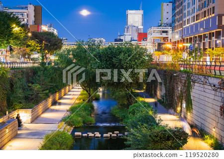 Seoul: Cheonggyecheon Stream at dusk 119520280