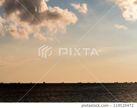 東京灣的夜景：近海貨船、雲彩和大海 119520472