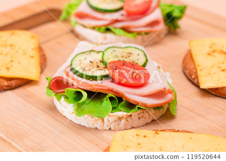 Rice Cakes with Ham, Tomato, Fresh Cucumber, Green Salad and Cheese 119520644