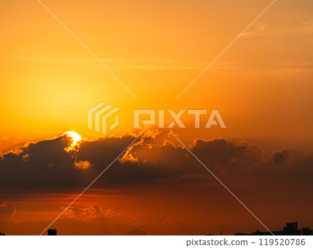 在夕陽下沾染的雲 119520786