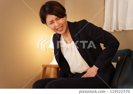 A female businessman who has abdominal pain at night (menstrual pain, suit) A female businessman who has abdominal pain at night (menstrual pain, suit) 119522370
