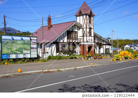 Niseko Station in autumn 2024 (Hakodate Main Line, JR Hokkaido) 119522444
